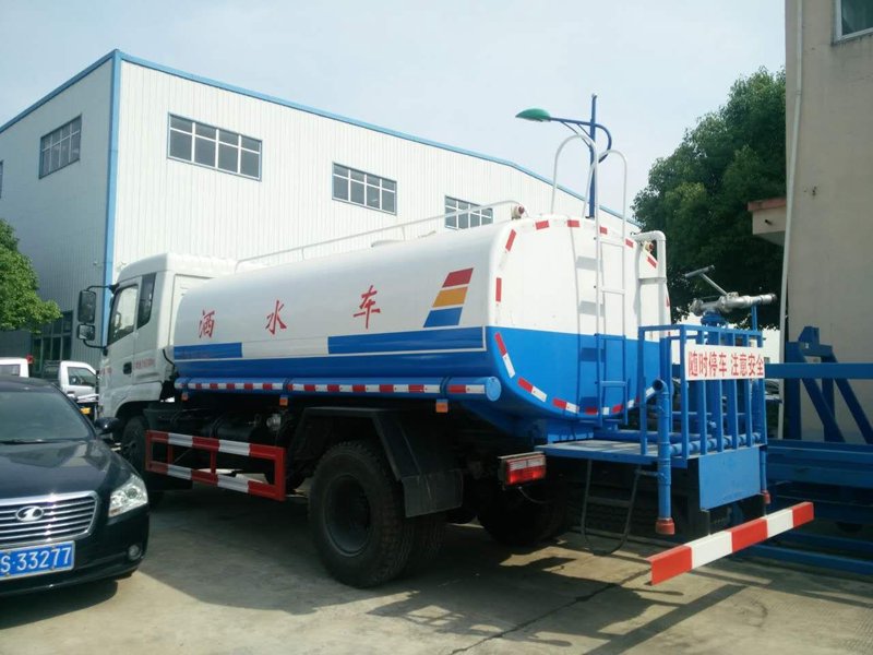 如何选择合适的洒水车？不同的品牌和型号，其价格区间差异很大。